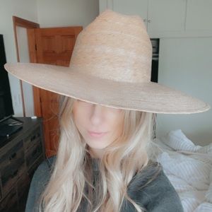 Lack of color straw beach hat